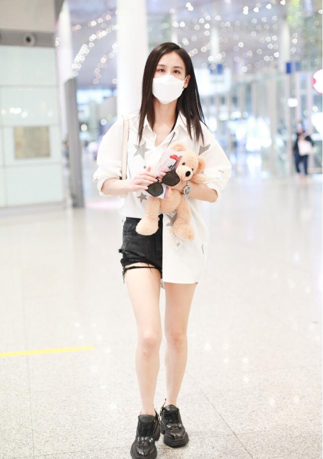 41岁黄圣依穿粉衣年轻貌美,黄圣依当妈