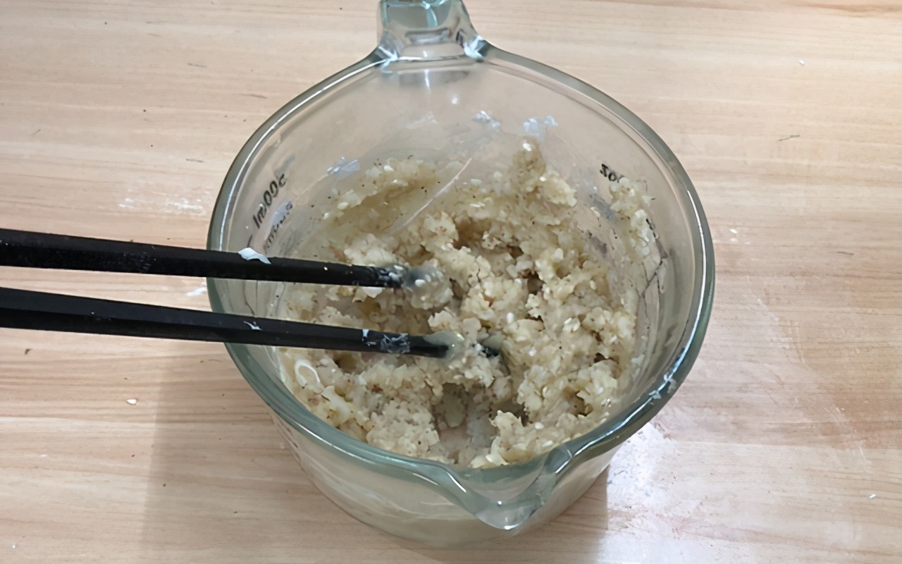 怎么做黑芝麻饼又酥又脆,用面粉鸡蛋芝麻做软饼做法