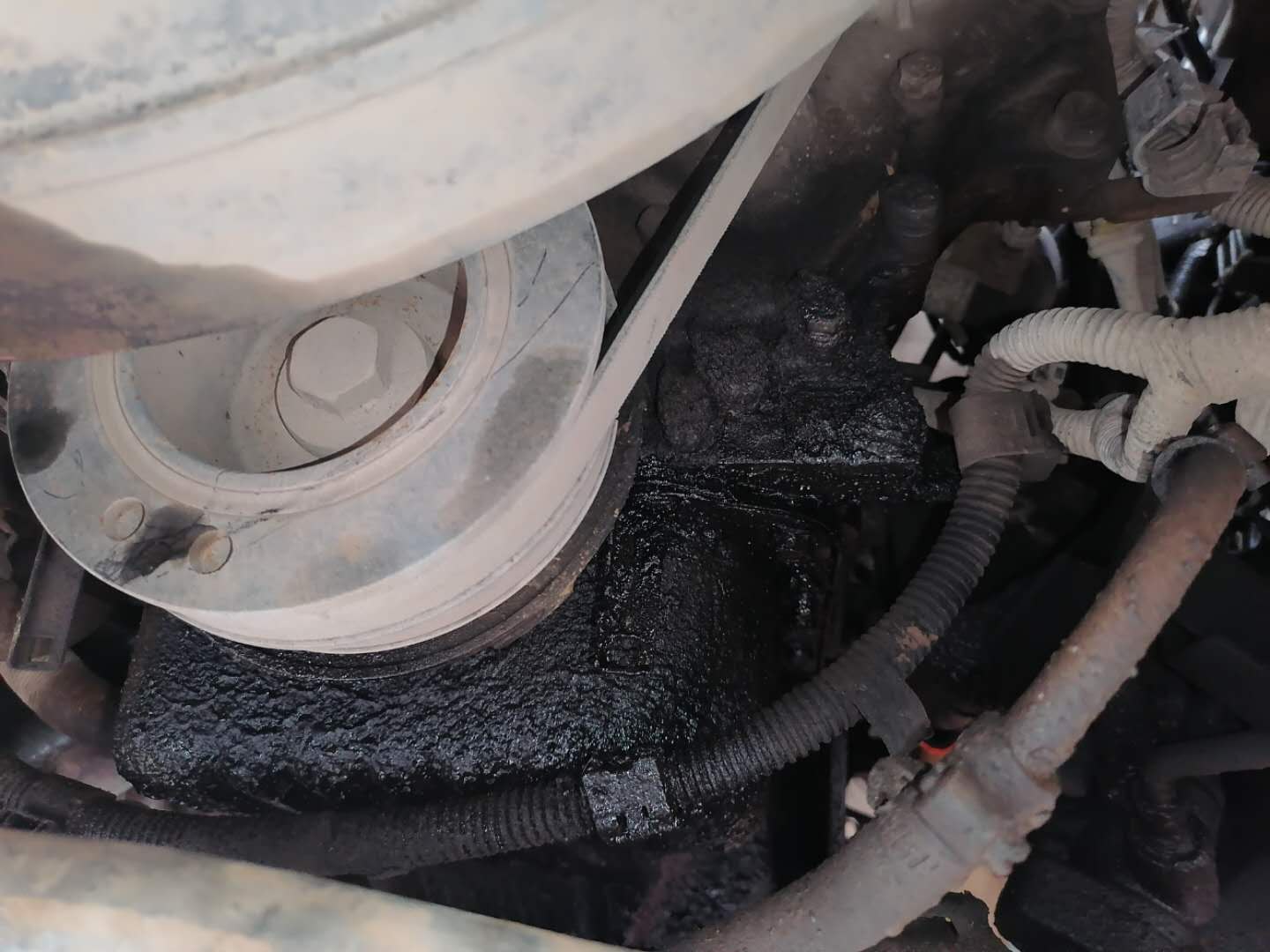 发动机冒白烟蓝烟烧机油,尾气大量冒蓝烟要不要大修发动机