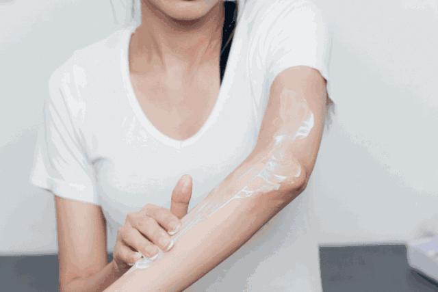 脚后跟老茧怎么去除,我的脚后跟有老茧变硬有细微开裂