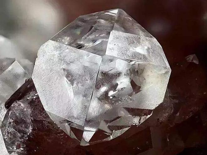 宝石是由什么做出来的,宝石的由来和发展历程