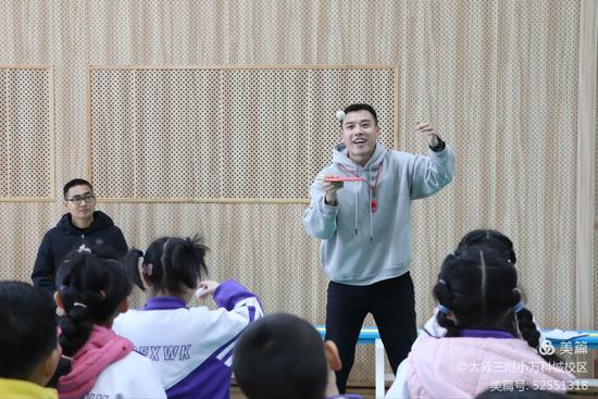 体育课堂生机勃勃,体育课堂趣味活动