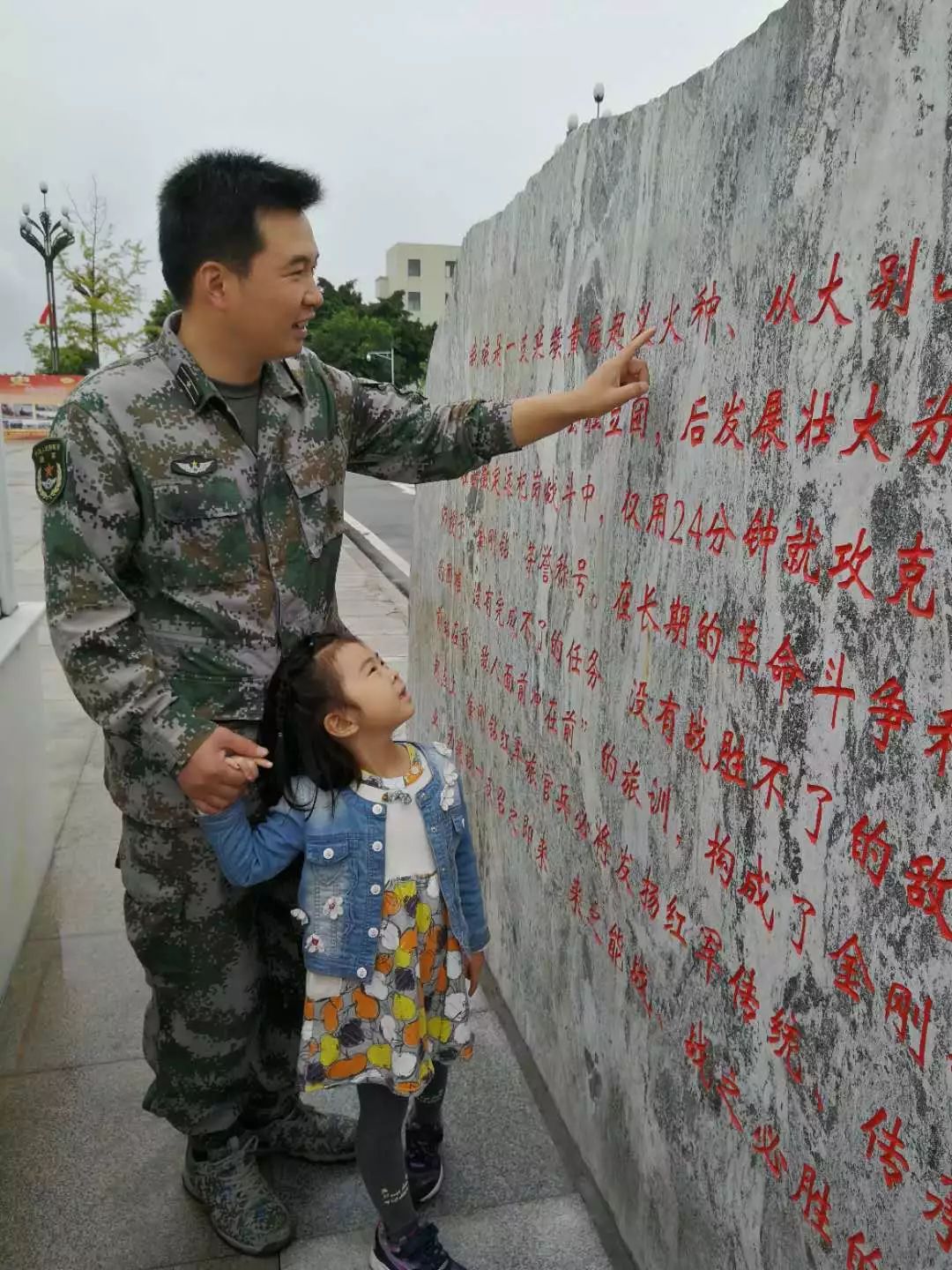 军爸给军娃惊喜视频,军爸送给军娃的六一礼物