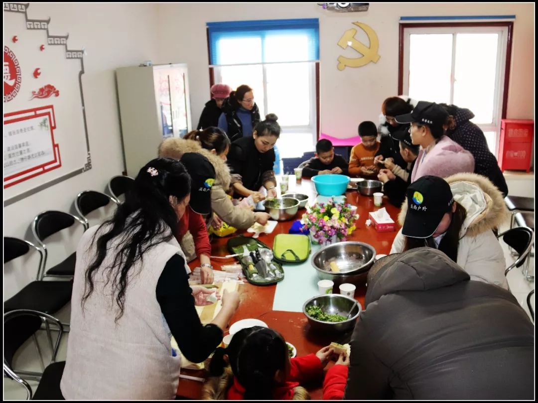 为社区留守儿童辅导功课,心系留守儿童关爱他们成长