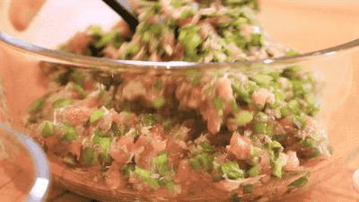 韭菜饺子馅调咸了用什么方法补救,韭菜馅饺子不出水妙招