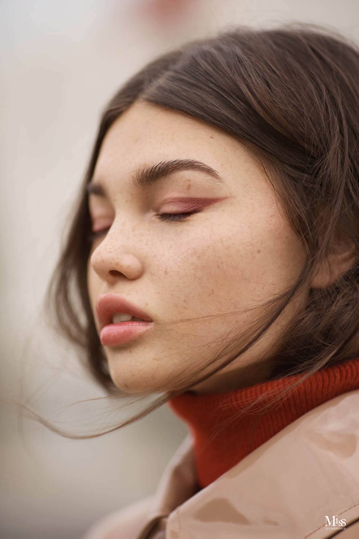 哑光妆容的魅力，在于提供漆黑的夜晚，展现色彩之美