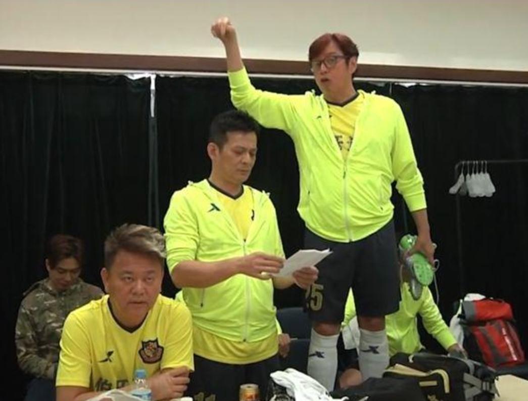 70岁谭咏麟深圳踢球,谭咏麟年轻时踢球视频