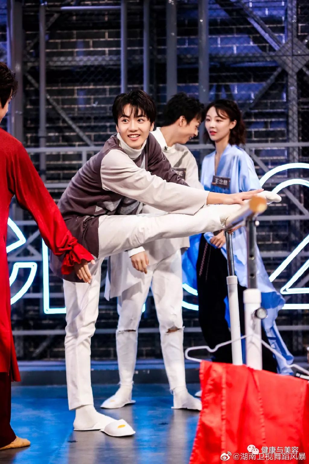 仝卓何炅,何炅绷脚