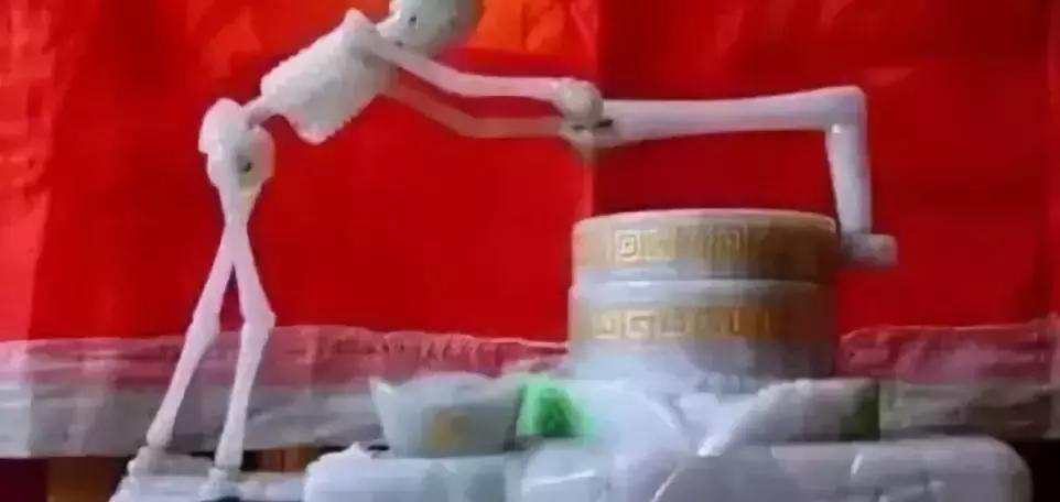 价值240万非洲的原木，雕刻成品出来后震惊全场，一片心疼声！