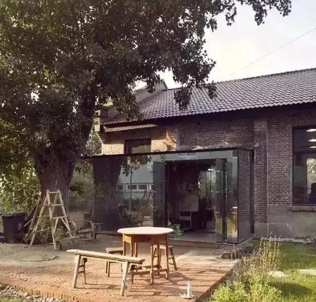 这家破厂房改造的花店，这是北京最美的小花店，明星都来拍照