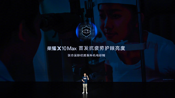 战火重燃绿茵赛场，影音神器荣耀X10Max赠送PP体育足球通会员