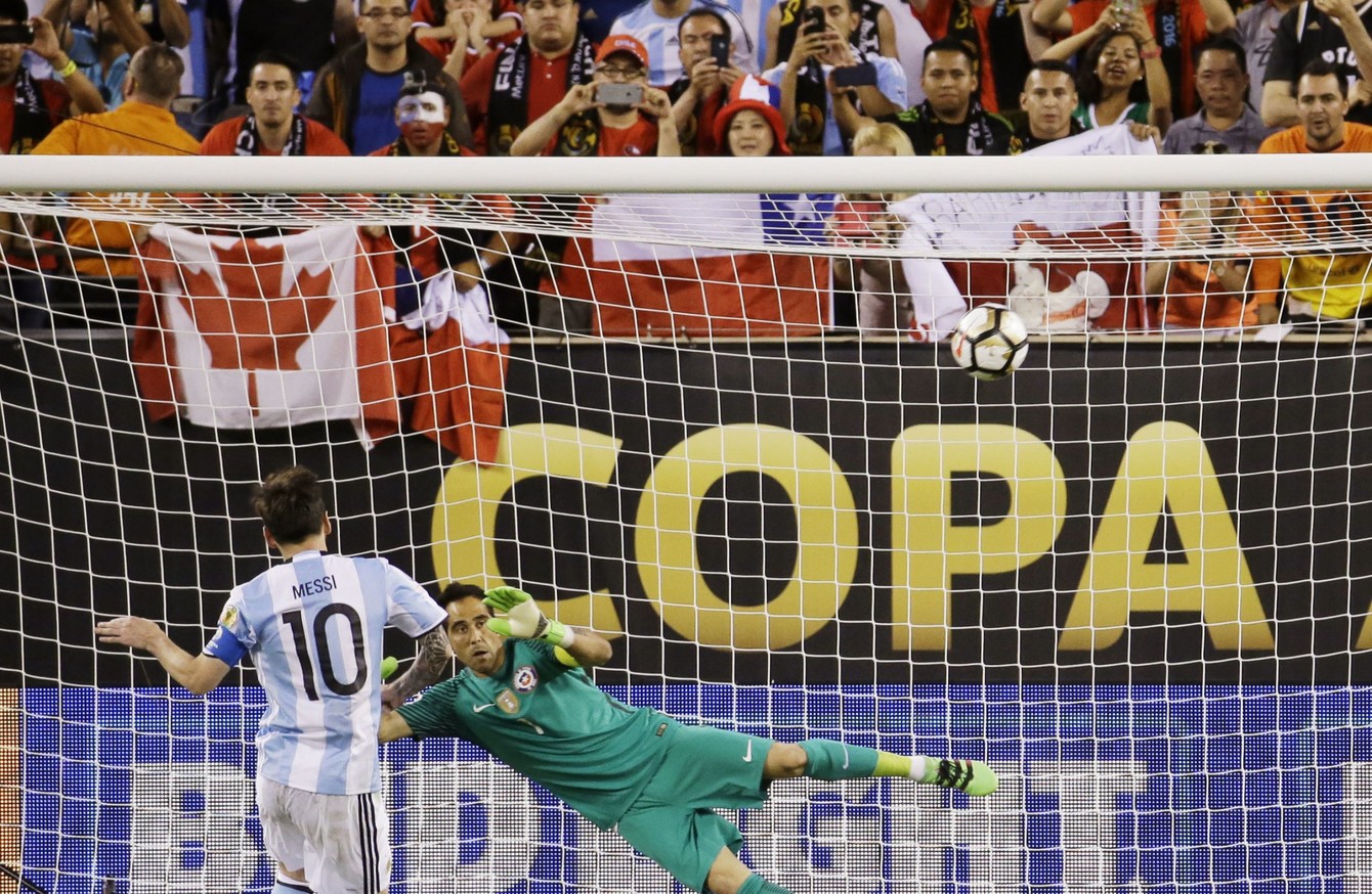 梅西和c罗传奇足球之路,足球史上奇迹梅西