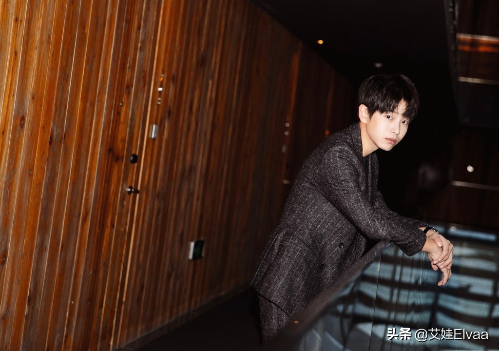 彭昱畅穿着灰色卫衣黑裤子,彭昱畅直播穿的衣服