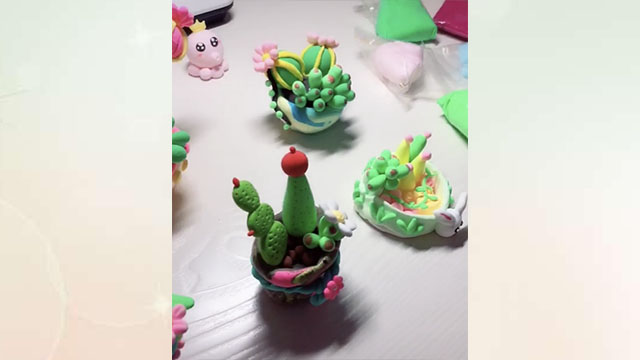 女儿用橡皮泥捏了个妈妈的形状,女儿用橡皮泥捏的全家福