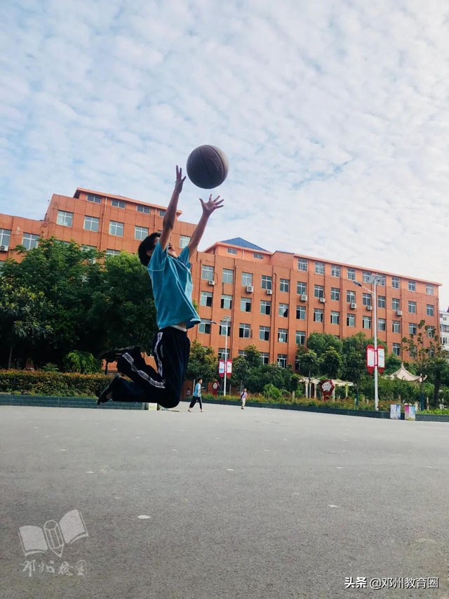 邓州市致远实验学校：桥边观鱼，竹下吟诗！真是师生进校入画来