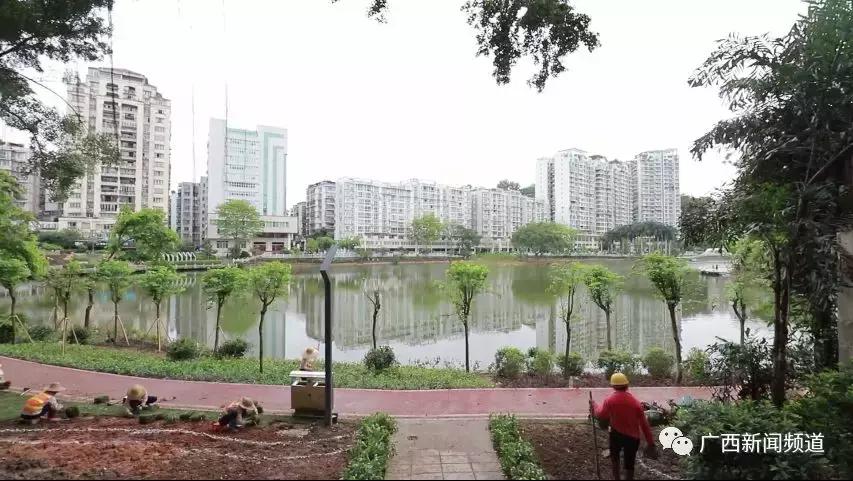 脚踩150℃!记者采访沥青路面铺设者时中暑晕倒