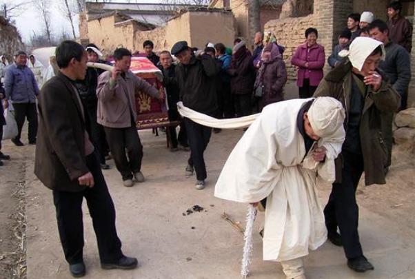 雨打墓有什么说法,民间的雨打墓辈辈富的说法