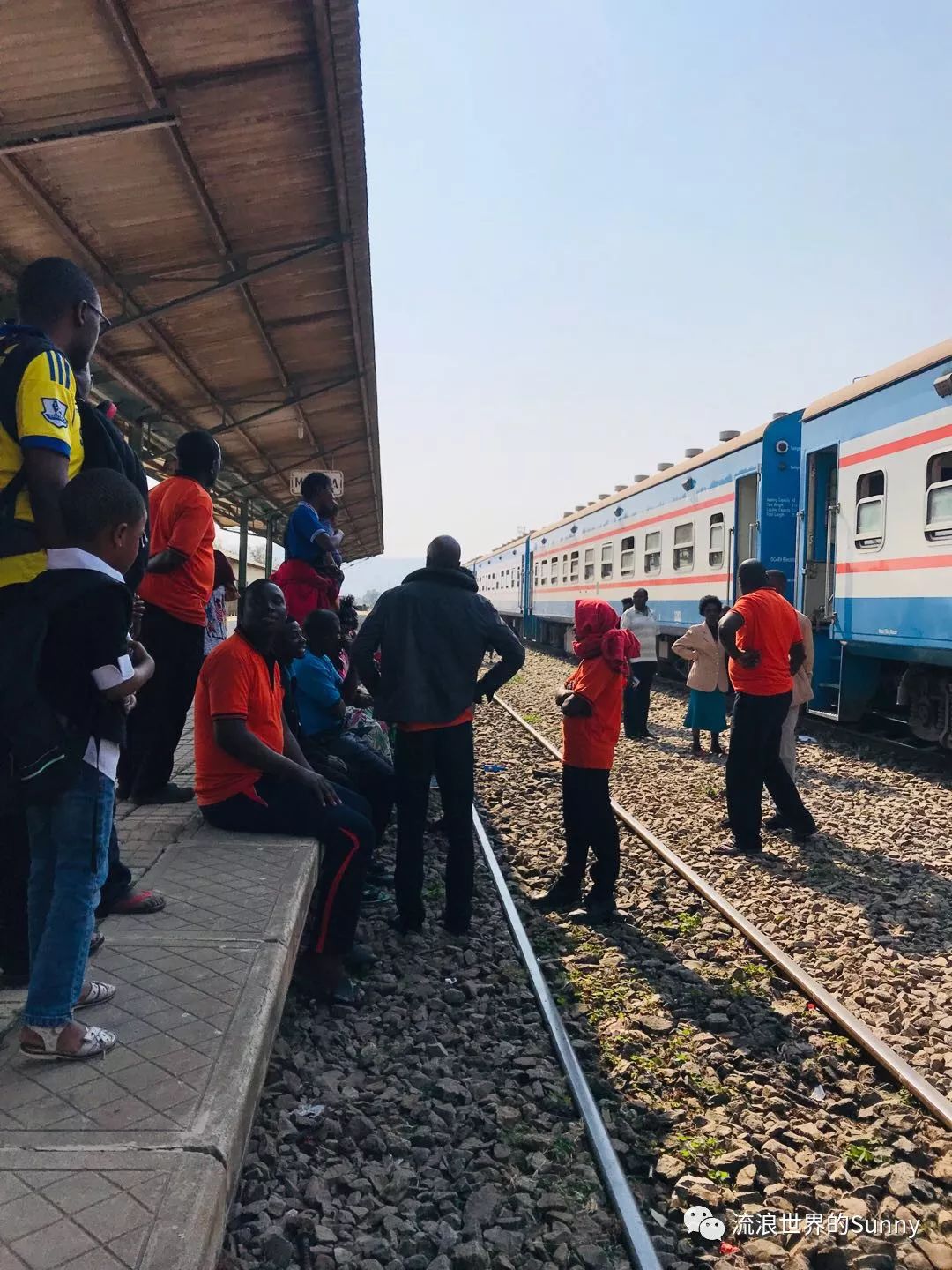 流浪非洲，乘坐中国援建火车去赞比亚，满满的亲切