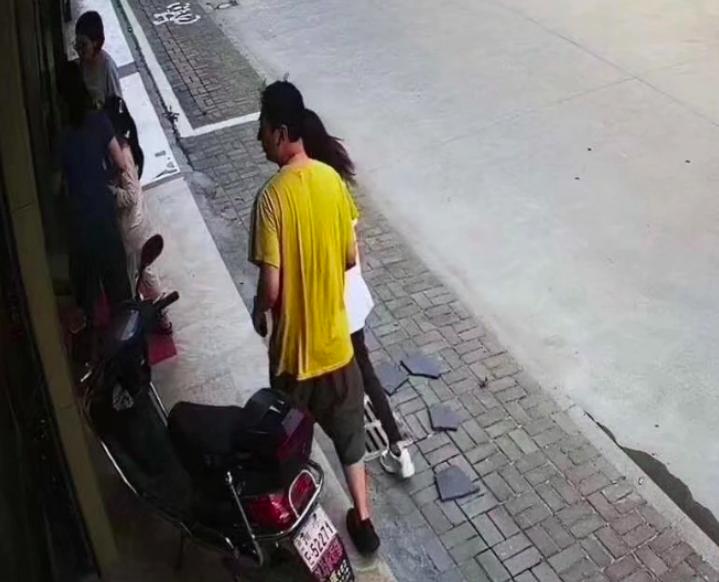 王思聪带女友买奢侈品,王思聪带神秘女朋友逛街