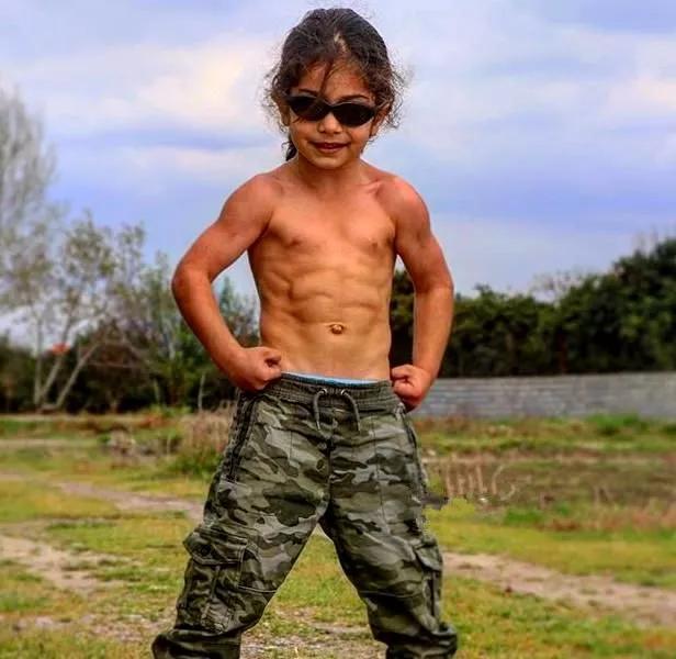 伊朗足球神童腹肌,6岁伊朗腹肌小男孩