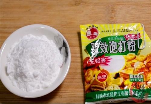 发面用酵母和泡打粉还用小苏打吗,酵母粉泡打粉小苏打和碱面的区别