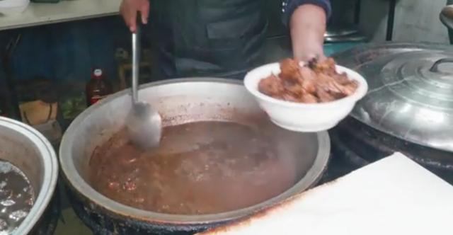 河南大哥闯江湖,大锅700斤,交10元吃到饱,红烧鸡大碗装