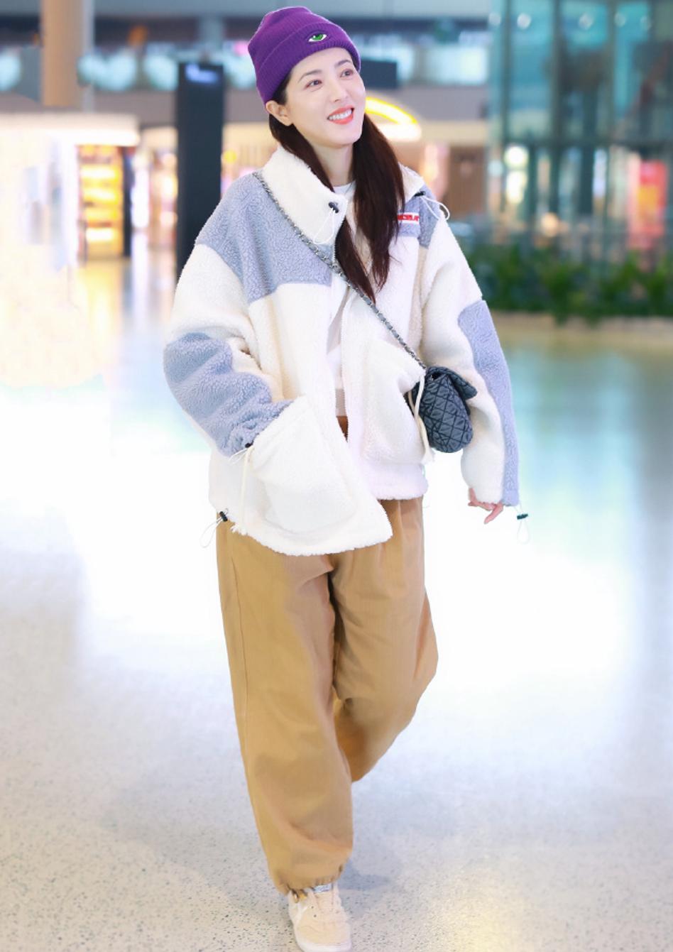 曾黎最新同款穿搭,曾黎穿羊羔绒外套搭卫衣视频