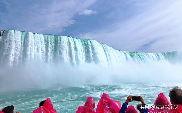 胡杏儿和老公撇下两儿子出国旅行,胡杏儿晒与儿子合照画面温馨感人