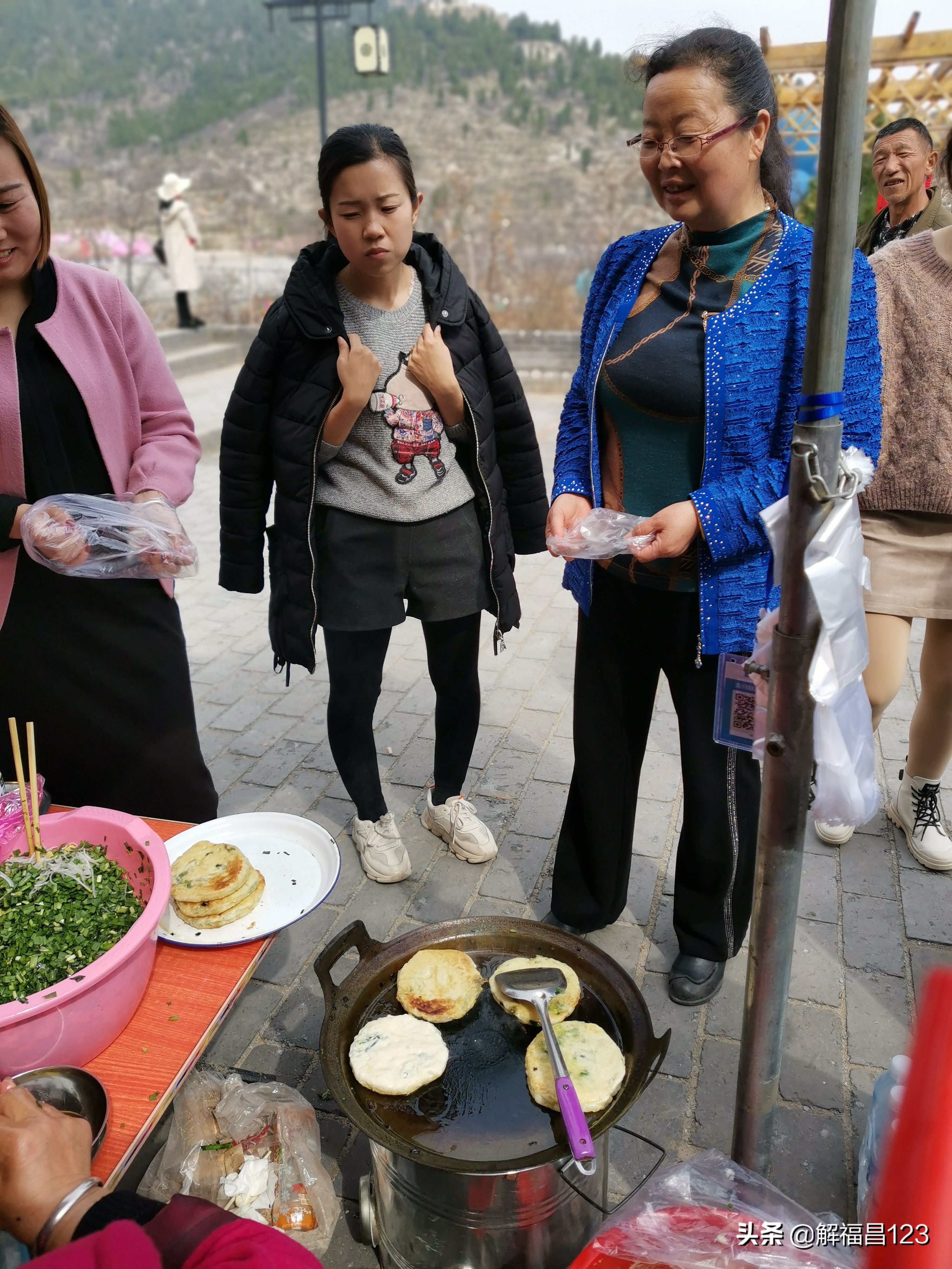 一天卖100个馅饼可以挣多少钱,卖馅饼一个月45万利润