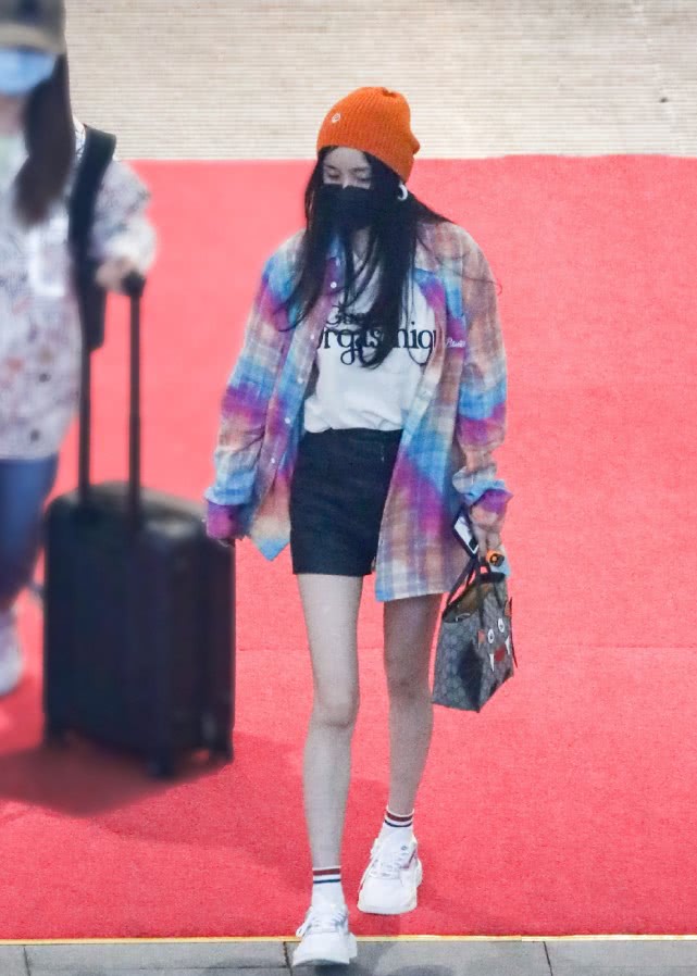 杨幂现在超美穿修身白裙配波浪卷,杨幂穿搭发光短裤