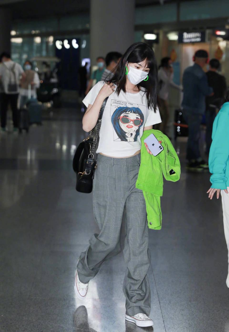 李菲儿夏季清凉穿搭俏皮可爱,李菲儿羊羔绒外套搭配