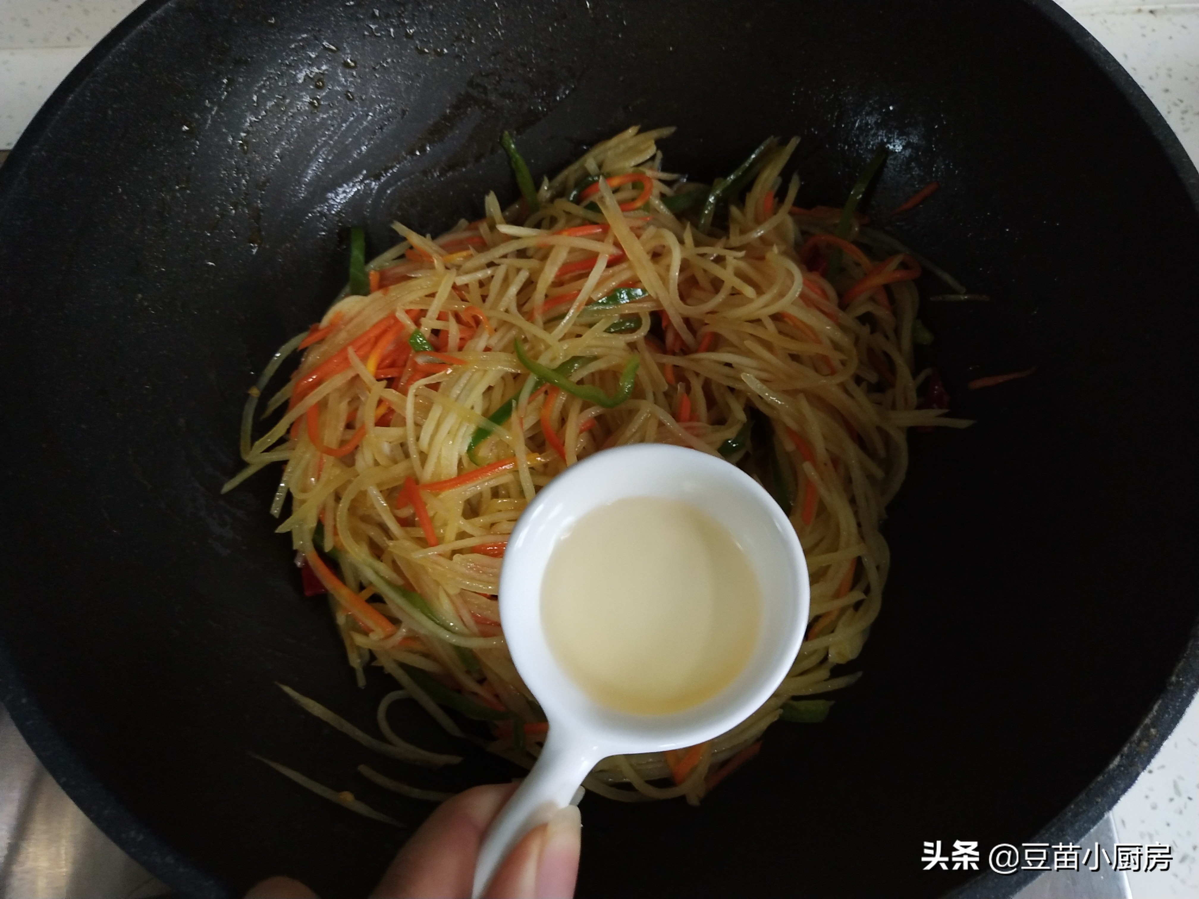 炒土豆丝就糊是怎么回事,炒土豆丝会因为多而不脆