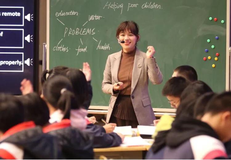 巴陵郡三湘四水英才聚，香樟园高谈阔论红烛燃