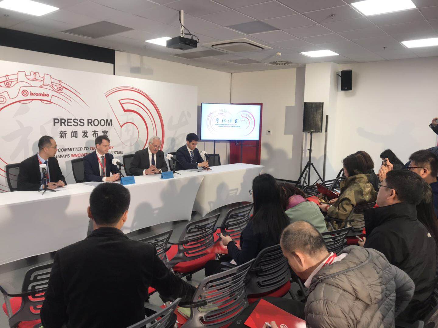 f1赛车和布加迪专业赛车,f1刹车布雷博