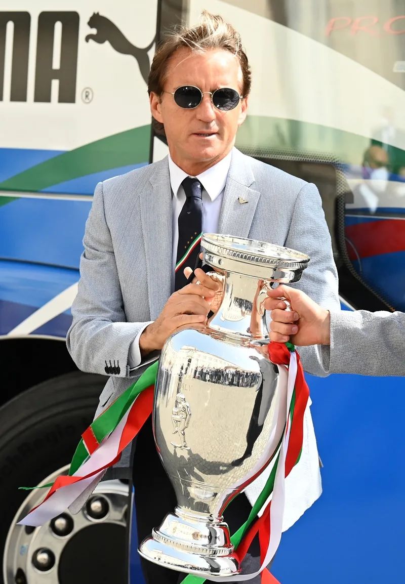 56岁教练才是意大利队最帅男人!穿LP戴百万RM,老男人不油腻典范