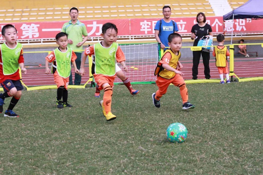 想让孩子踢球该做好哪些准备,为什么让孩子参加足球比赛