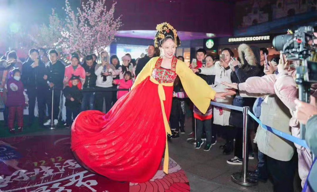 不倒翁女孩最近火了,不倒翁女子抖音