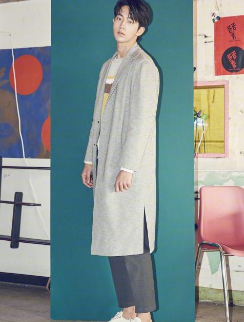 大衣搭卫衣南柱赫,南柱赫灰色帽衫