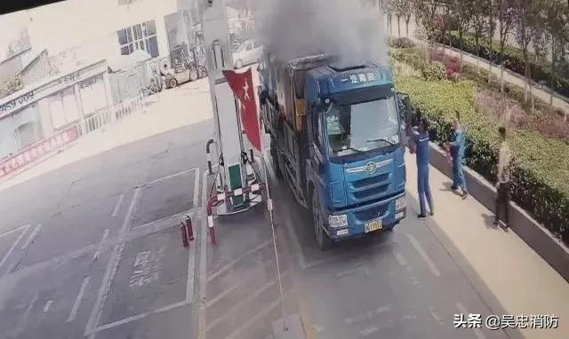 汽车加油发动机起火怎么办,加油时车辆突然起火应怎么处理