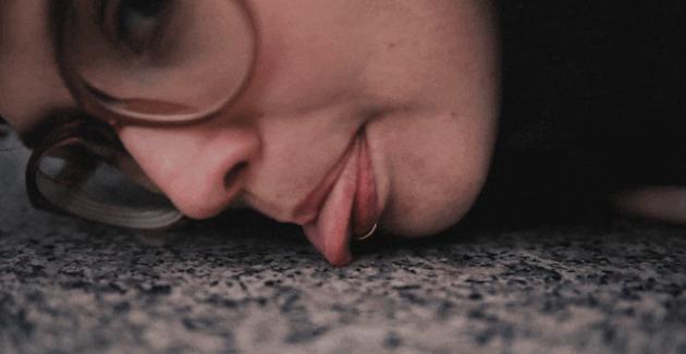 不作不死女抖音,瑞士舔病毒女孩确诊病情加重了吗