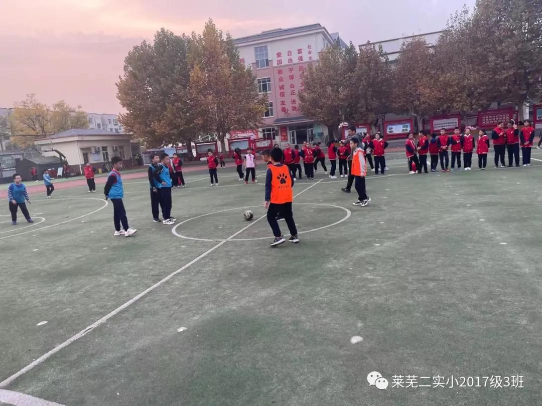 祝贺足球队获胜,庆祝足球队胜利