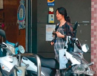 女明星风光不在，肩扛手拎留守的豪门孕妻挺大肚子出街面容憔悴