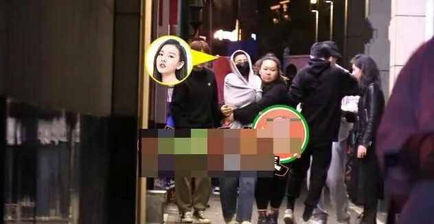 宋祖儿醉酒踢路人完整版,曝宋祖儿疑醉酒踢人澄清