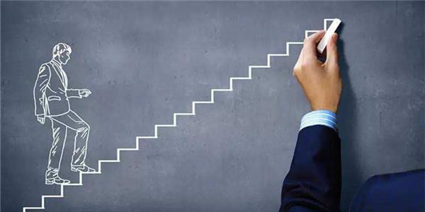 爸爸严厉的惩罚儿子视频,严厉的爸爸惩罚小孩跪搓衣板