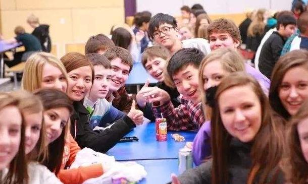 英国女性留学中国，名义是来学习，背后却默默“工作”