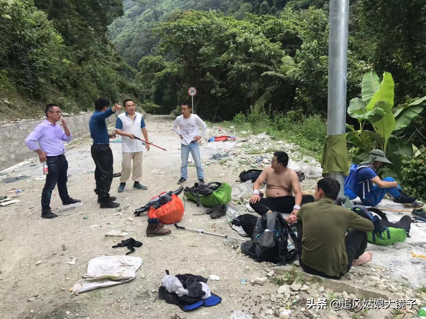 穿越原始的森林,穿越原始森林巨大蜈蚣