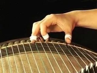 同样的曲子指法会不一样吗,每次弹古筝指法都一样么