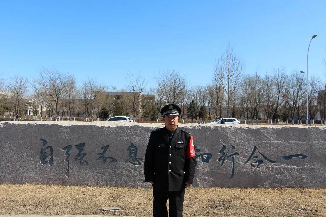 东北大学“保安诗人”火了，30年创作2000首诗！