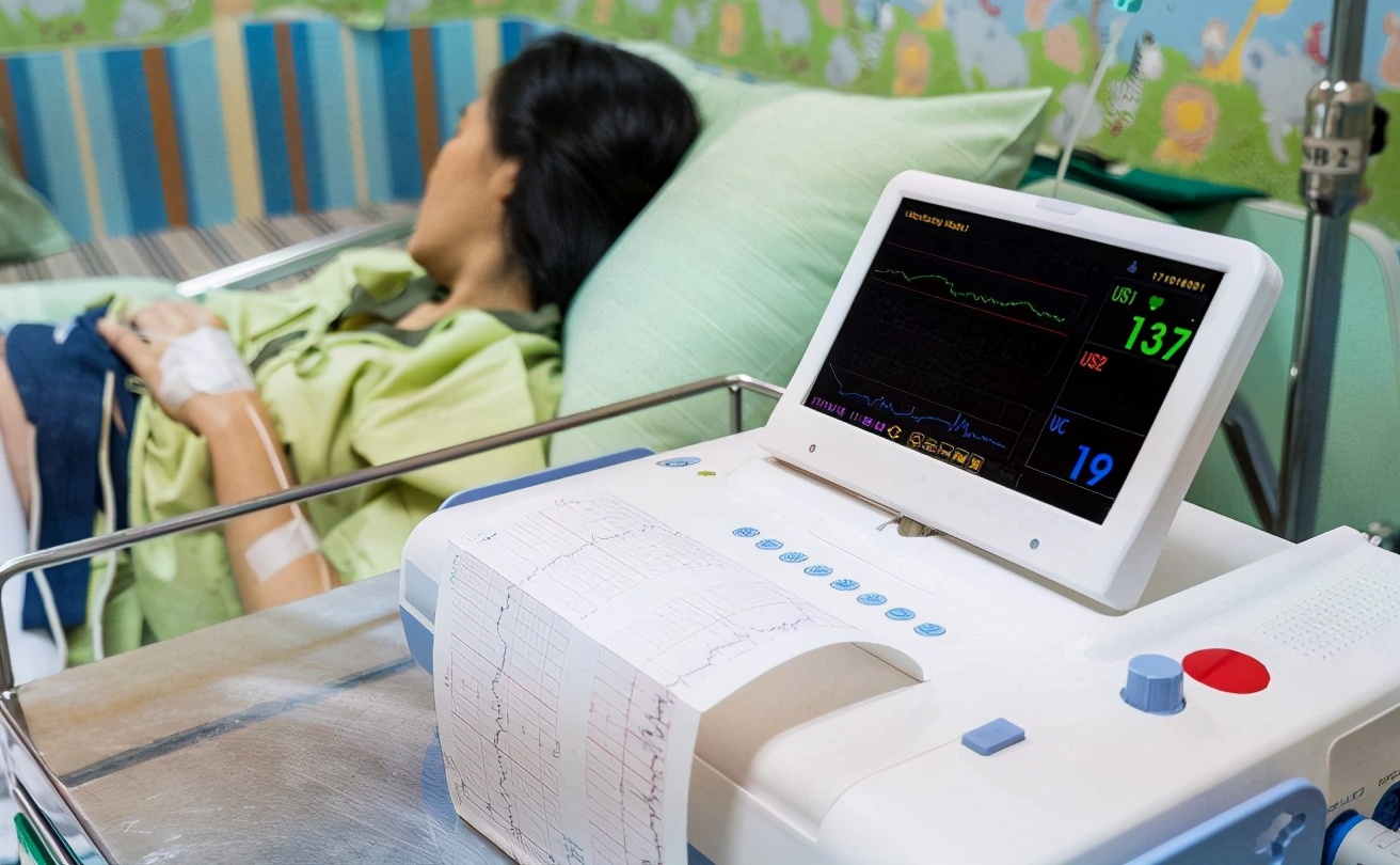 晚上胎儿不停的踢孕妇肚子,宝宝胎动一直踢怎么回事