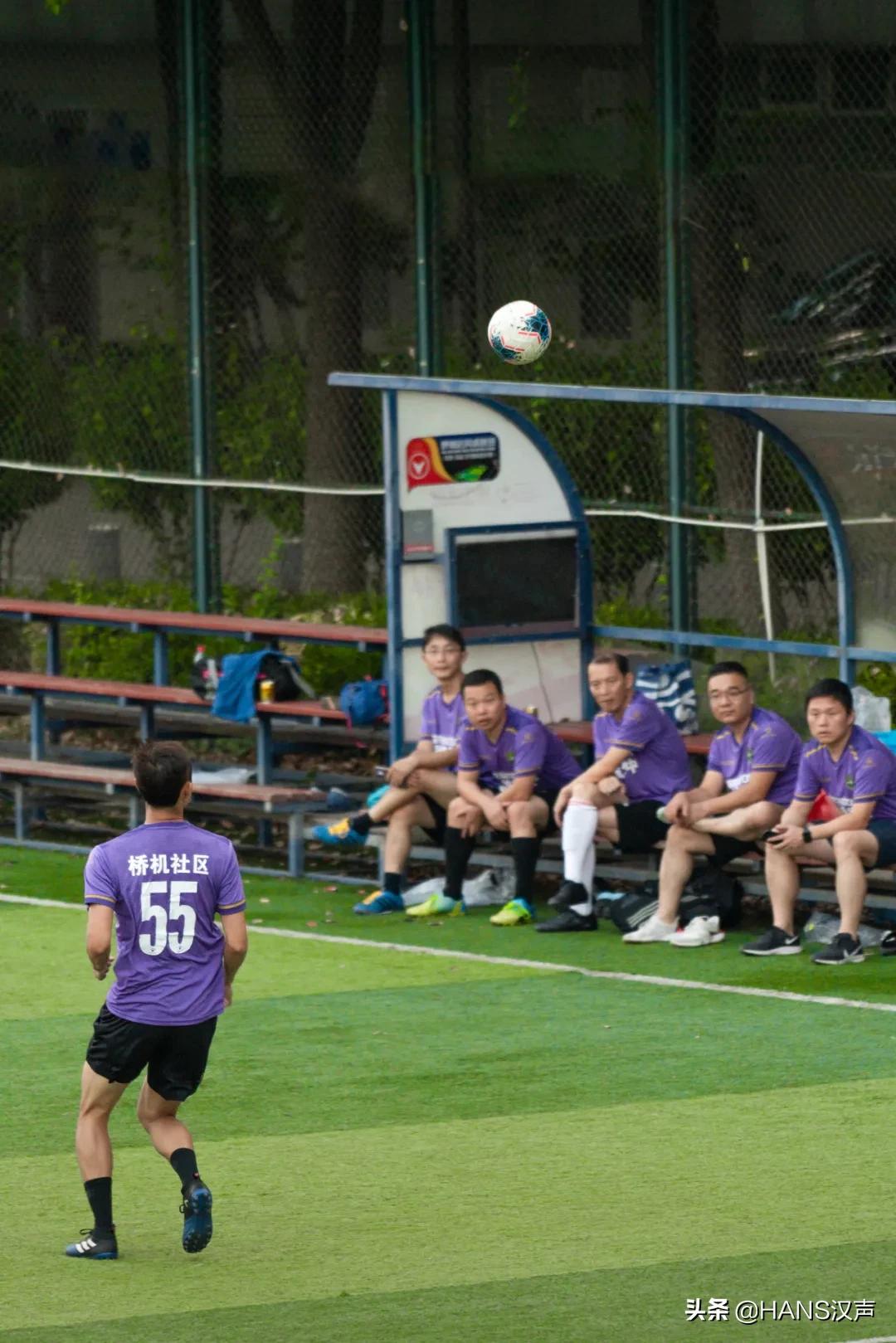 你在武汉球场边吼一嗓，就会认识一位带头大哥